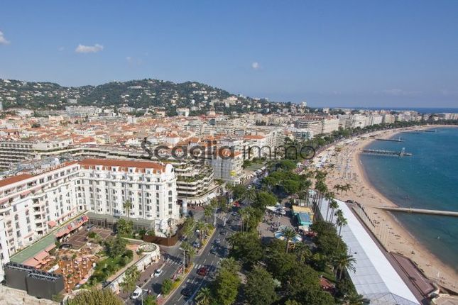 Retail premises for sale in 06600 Antibes, France