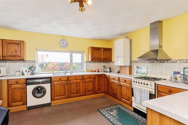 11, Aysshton Gardens, Callington photo 3