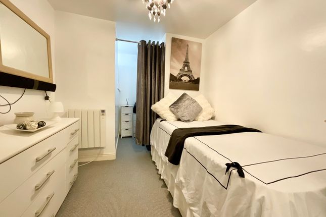 Flat 1, 32 Esplanade Gardens, Scarborough photo 3