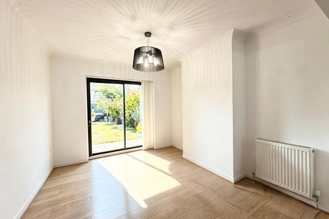 5 Birkdale Avenue, Romford photo 3