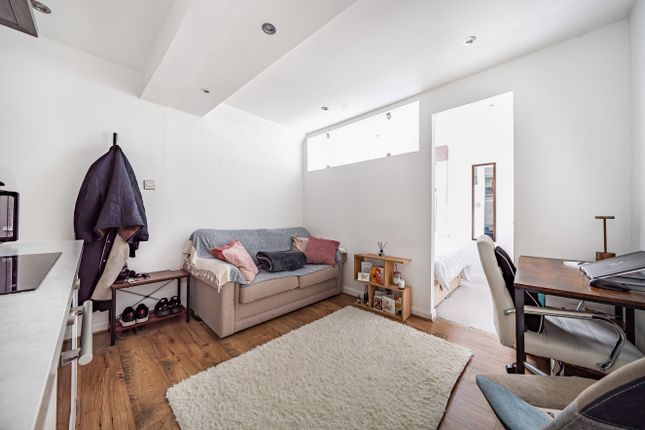 Flat to rent in Narcissus Road, West Hampstead, London