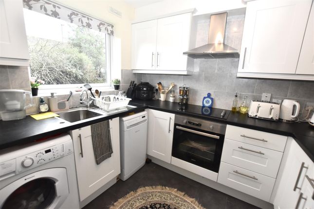 Flat to rent in Oakley Close, Isleworth