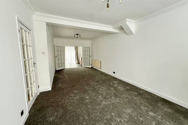 32 Havering Gardens, ROMFORD photo 2