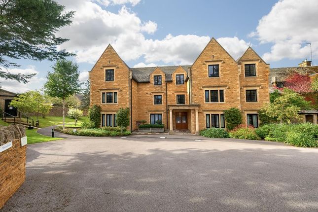 The Newlands House Incorporates A Clean Modern Aesthetic That Embraces The Diverse Landscape Of Cape Town Architecture Architectural Inspiration Newland House