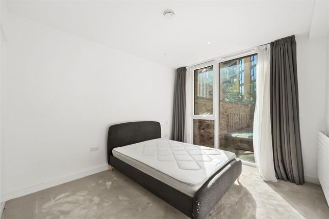 Town house for sale in Starboard Way, Royal Wharf