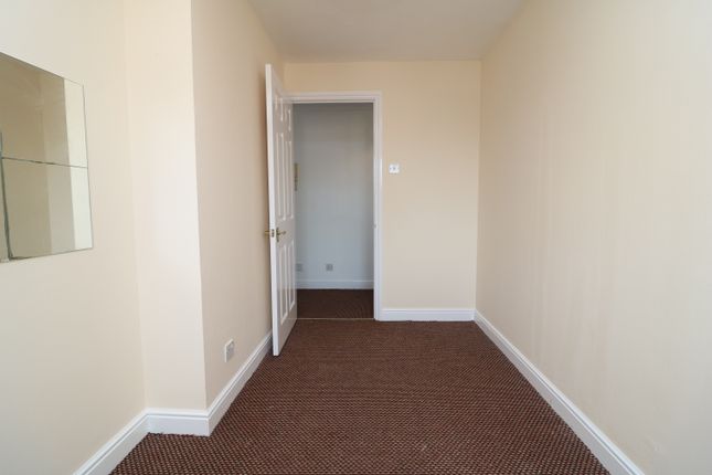 6, Donald Woods Gardens, Tolworth photo 2
