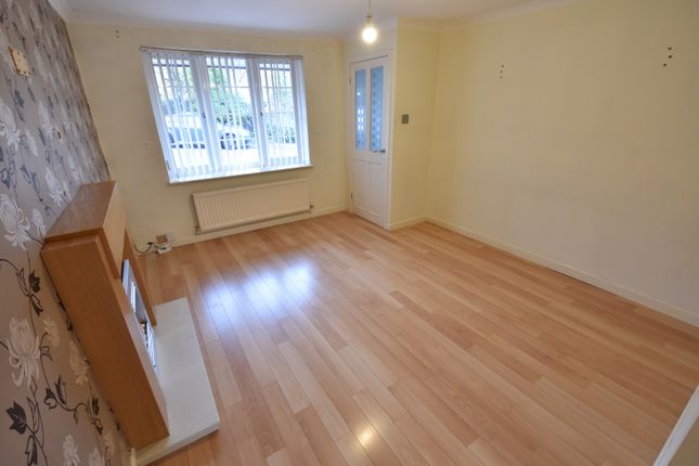 Detached house to rent in Rochford Drive, Luton, Bedfordshire