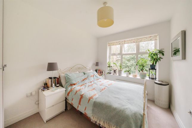 Flat for sale in Queenswood Crescent, Englefield Green, Egham