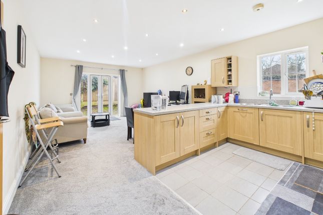 8, Priory Heights Court, Derby photo 3