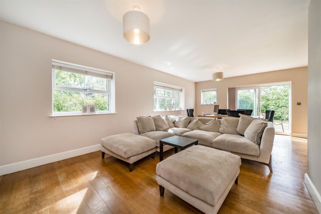Flat 5, William Court 109-111, Manor Road, Chigwell photo 4