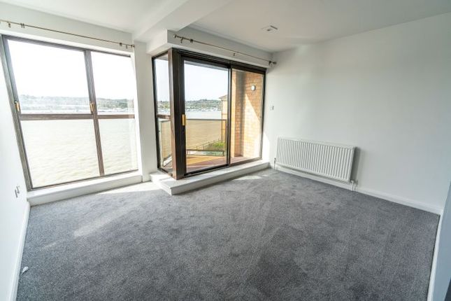 Flat to rent in Seaford Court, Esplanade, Rochester, Kent