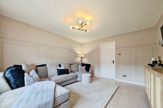 16, Holly Grove, Bellshill photo 2