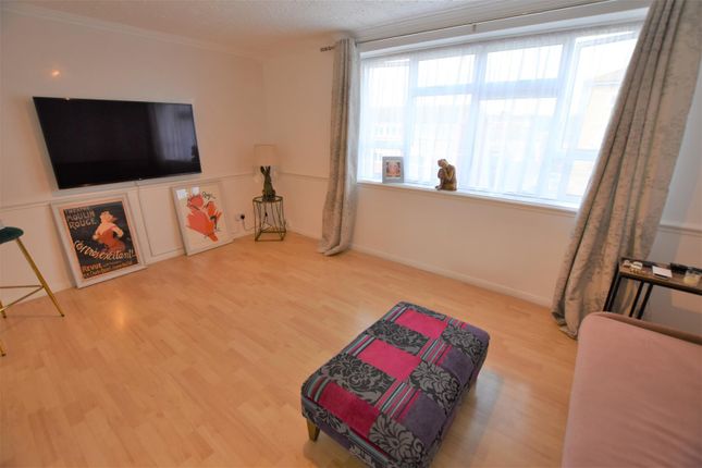 43, Byron Way, West Drayton photo 2