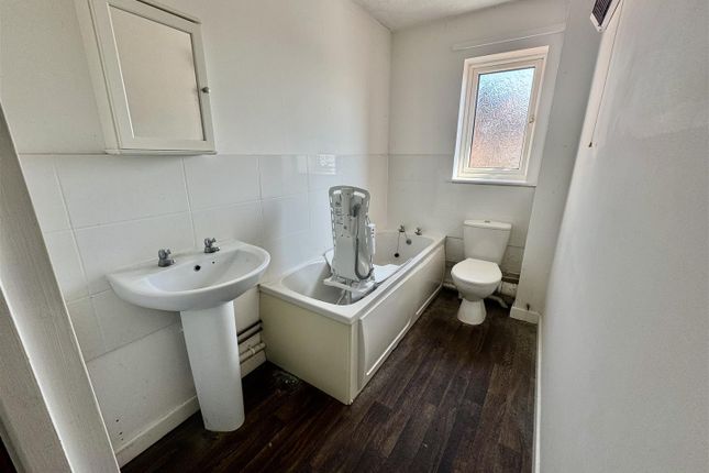 5, Trinity Close, Wrexham photo 4