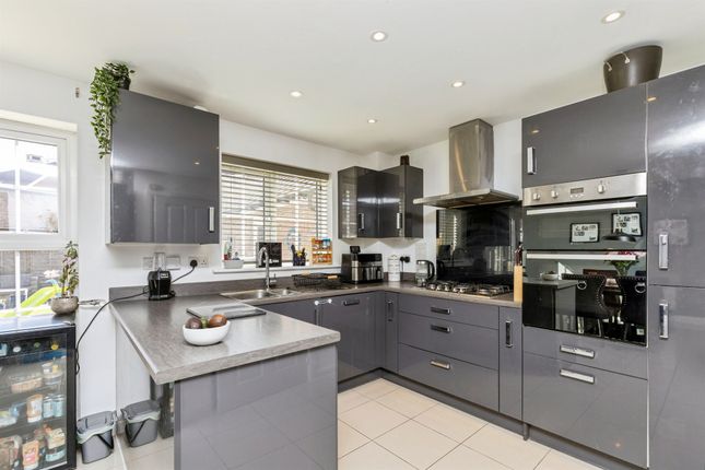 102, Beeches Way, Horsham photo 2