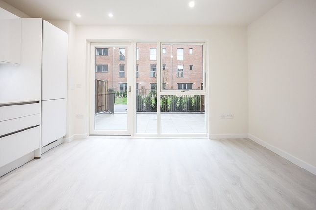 8, Lensview Close, Harrow photo 2