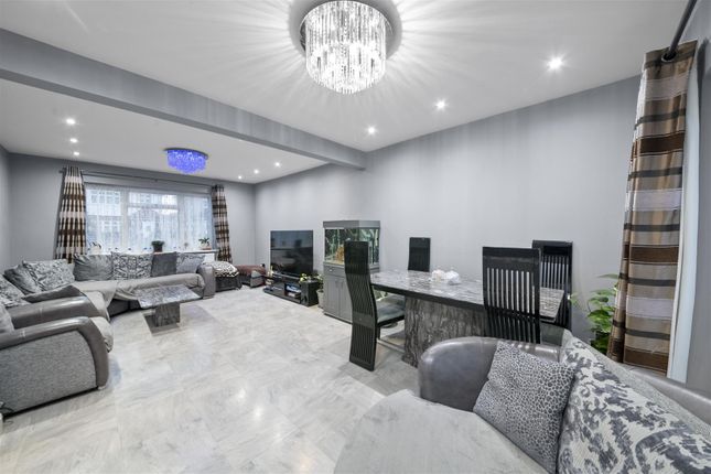 47, Derwent Drive, Hayes photo 3