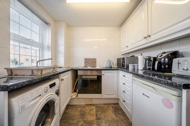 27, Oakleigh Close, Kent photo 2