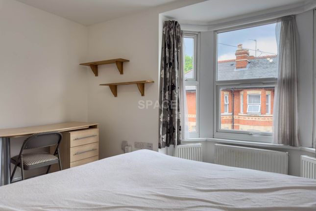 Room to rent in Swainstone Road, Reading, University