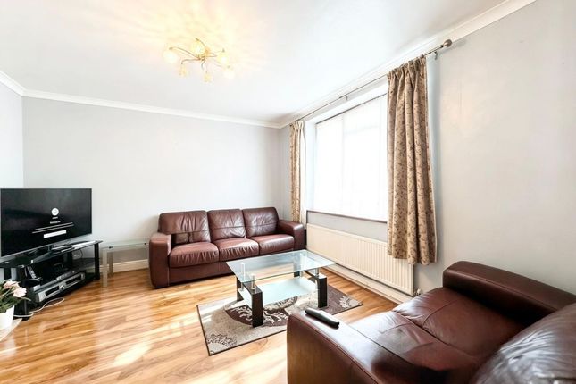 114 Retford Road, Romford photo 3