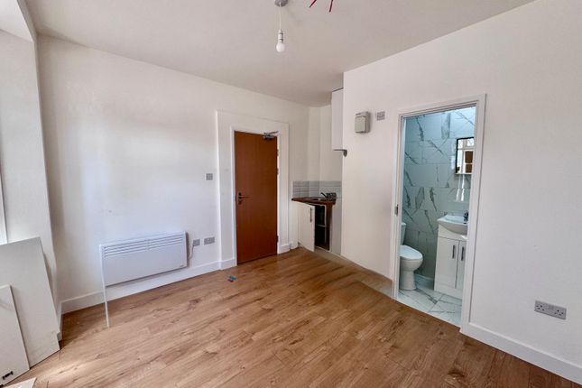 106, Whitton Avenue East, Greenford photo 2