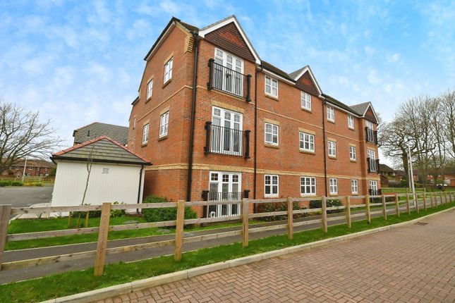 Flat for sale in 4 Equestrian Court, Aborfield, Reading