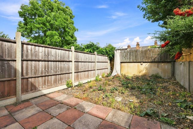 17 Hadrian Street, London photo 4