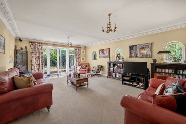 2, St Michaels Close, Walton-on-Thames photo 4