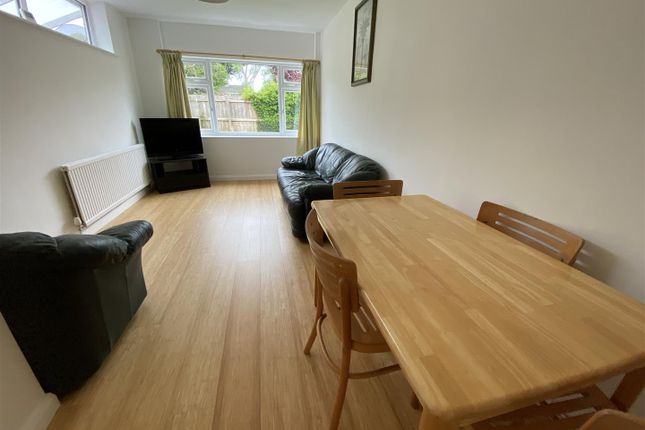 4-bed semi-detached on Hall Farm Road, Cambridge, £2,400/mo