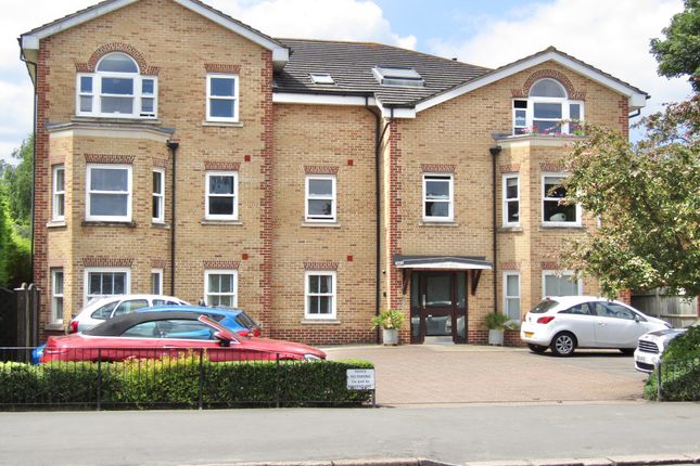 Flat to rent in Green Street, Sunbury-On-Thames