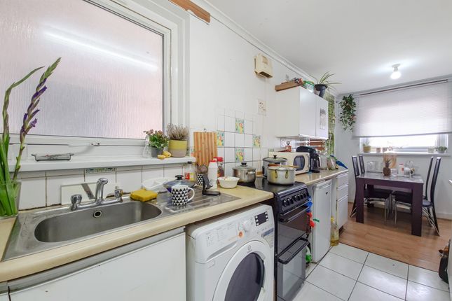 Flat for sale in Wellington Way, Bow