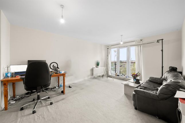 Flat for sale in Parkhouse Court, Hatfield