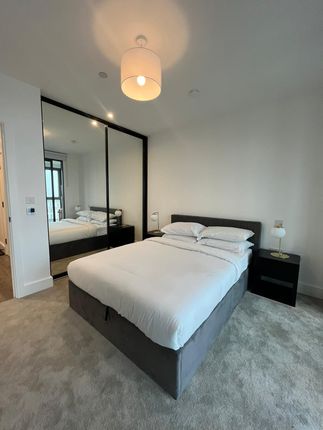 Flat to rent in London Square, Croydon