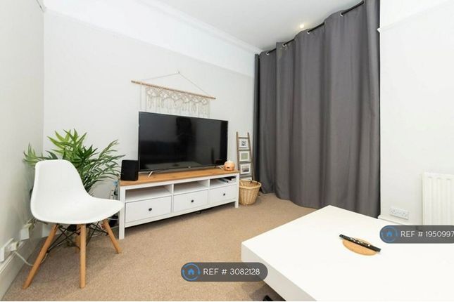 Flat, Reading photo 2