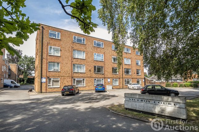 Studio flat on 84 Viceroy Court,, High Street South, Bedfordshire, £65,000