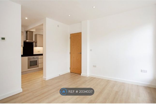 Maisonette to rent in The Parliament, Amersham