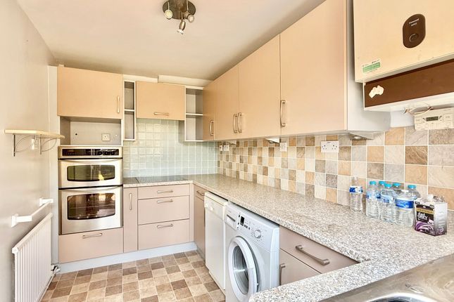 3 Hayward Court, Southampton photo 4