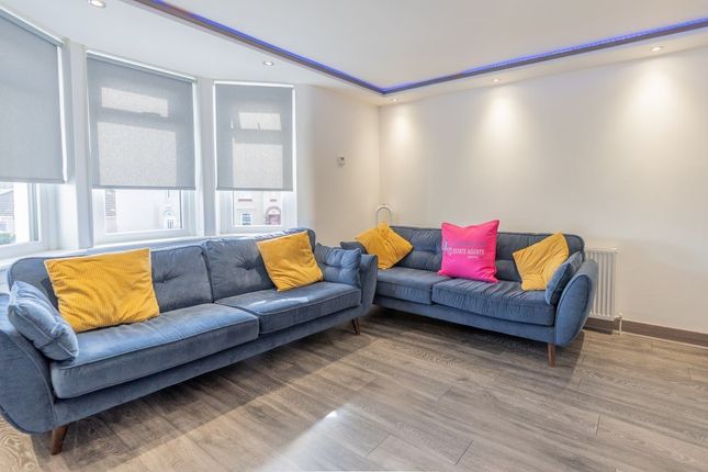 2 Hawthorn Gardens, Mossend photo 4