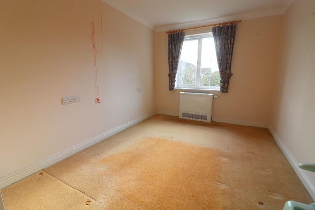 Flat for sale in Hancock Drive, Luton, Bedfordshire