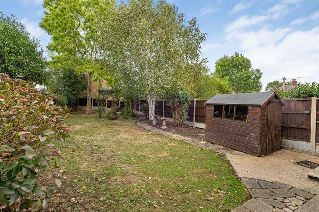27, Beresford Drive, WOODFORD GREEN photo 4