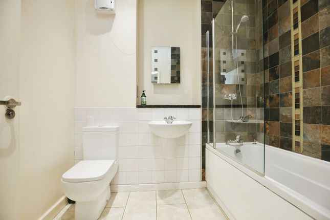 Flat 14, Bishopsgate House, 21, Aldbourne Road, West Midlands photo 3