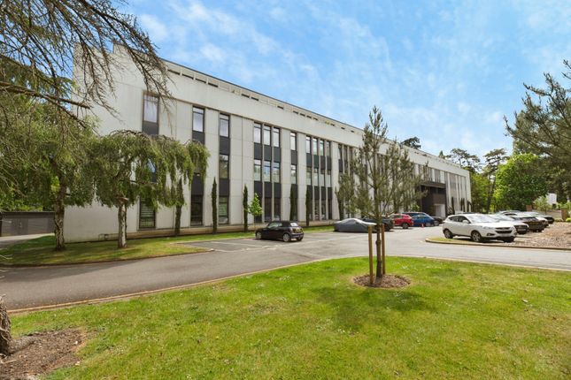 Flat 7, 4, Littleworth Road, Surrey photo 3
