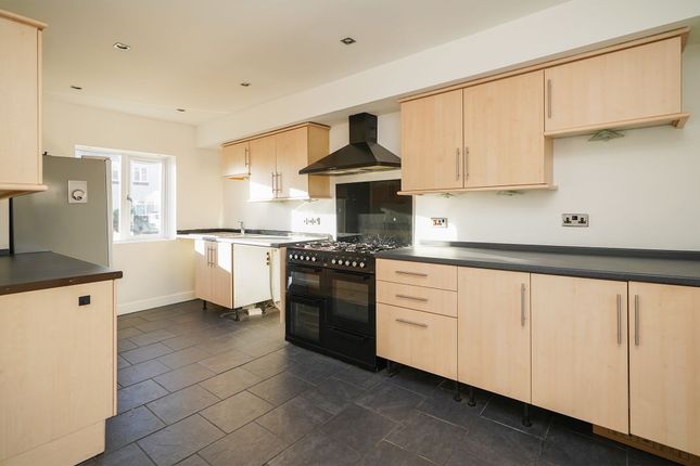 13, Baden Powell Avenue, Chesterfield photo 3