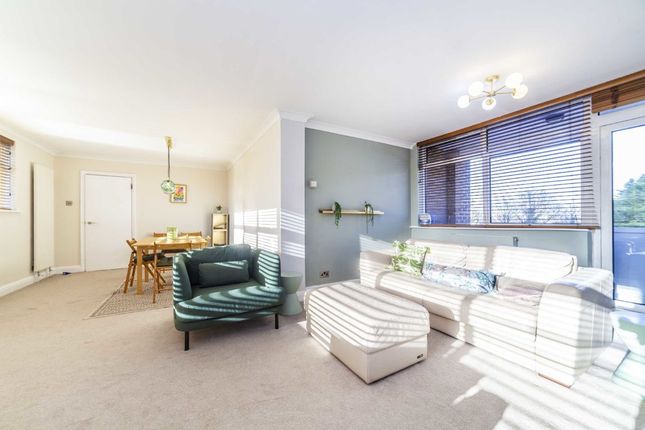Flat for sale in The Knoll, London