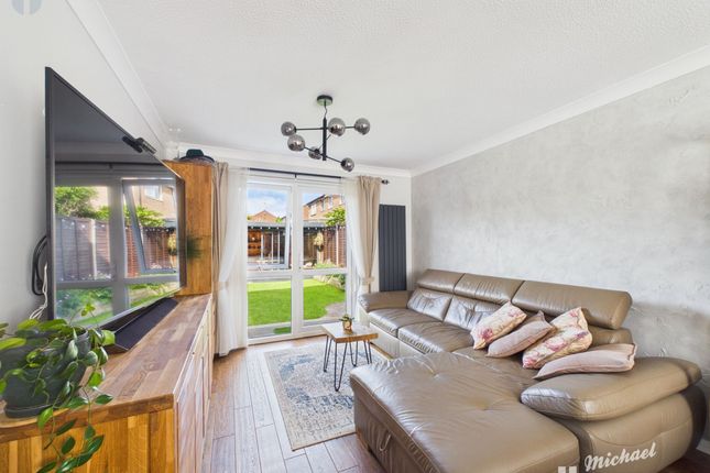 6 Thackeray End, Aylesbury photo 2