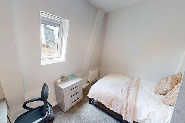 A Bright And Tidy Double Bedroom With A Cozy Atmos...