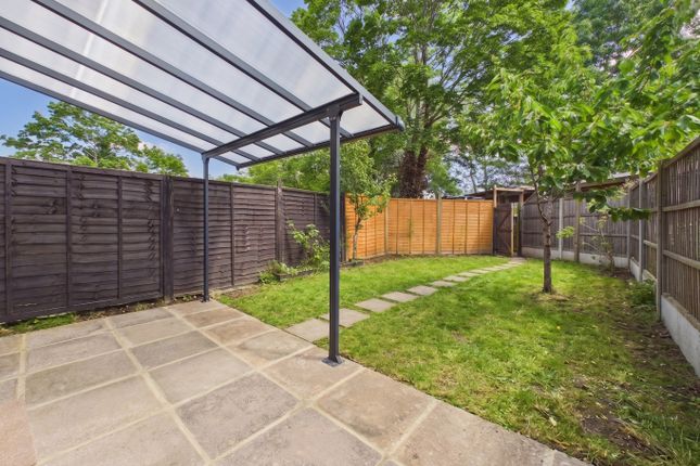 17 Capian Walk, Two Mile Ash, Buckinghamshire photo 3