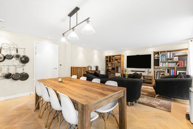 2-bed flat on Carlton Drive, Putney, London SW15, £825,000