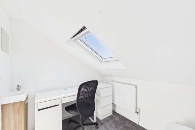 Room 6, 35 St. Martins Place, Brighton photo 2