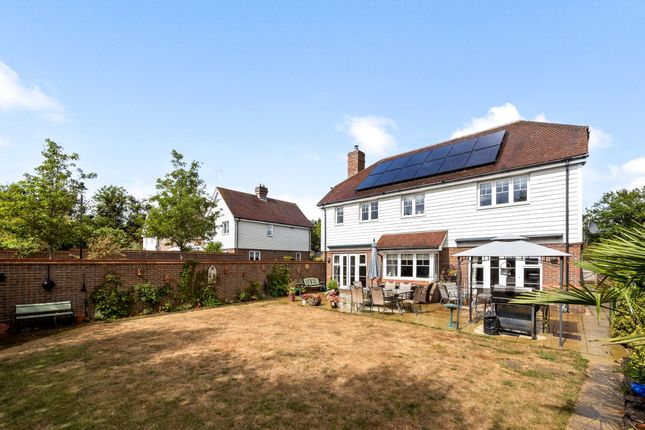 1 Firs Close, Horsham photo 4